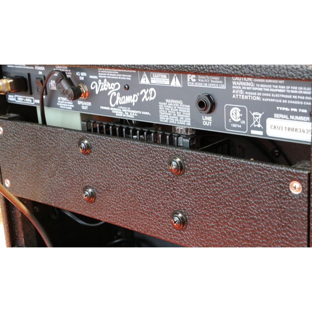 Fender Vibro Champ XD Tube/Modelling Amplifier 2010 - Image 7