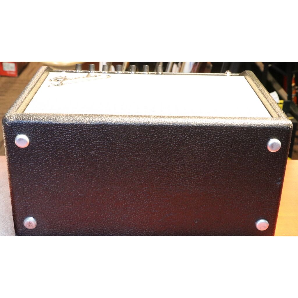 Fender Vibro Champ XD Tube/Modelling Amplifier 2010 - Image 8