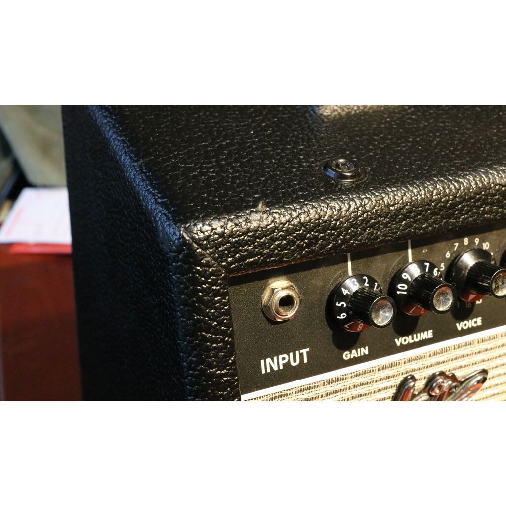 Fender Vibro Champ XD Tube/Modelling Amplifier 2010 - Image 11