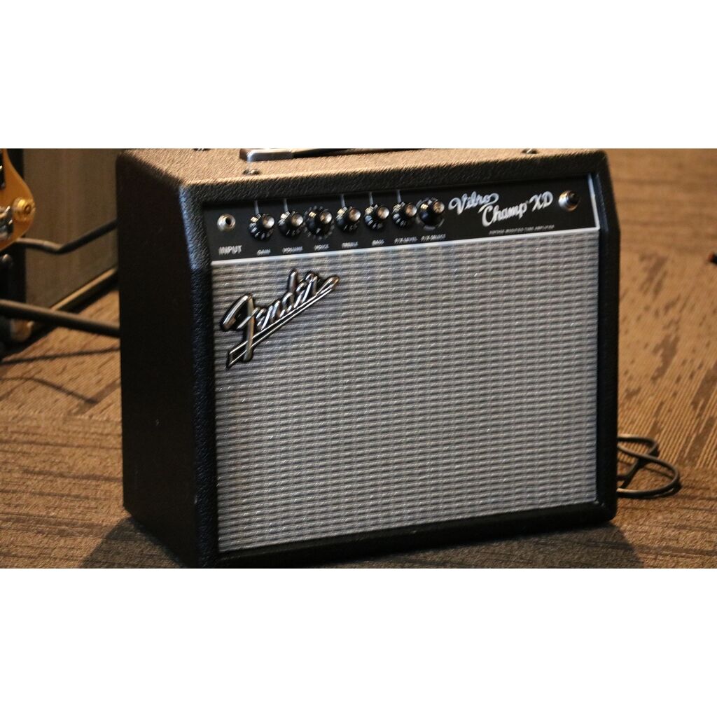 Fender Vibro Champ XD Tube/Modelling Amplifier 2010 - Image 4